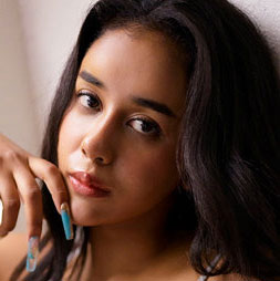 令和の黒船body 潮崎まりん、1年半ぶりのグラビアDVDは“Amazing!”