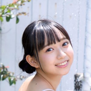 “妹系グラドル”入間ゆい、10代最後の姿を切り取った最新作で女子高生役を熱演