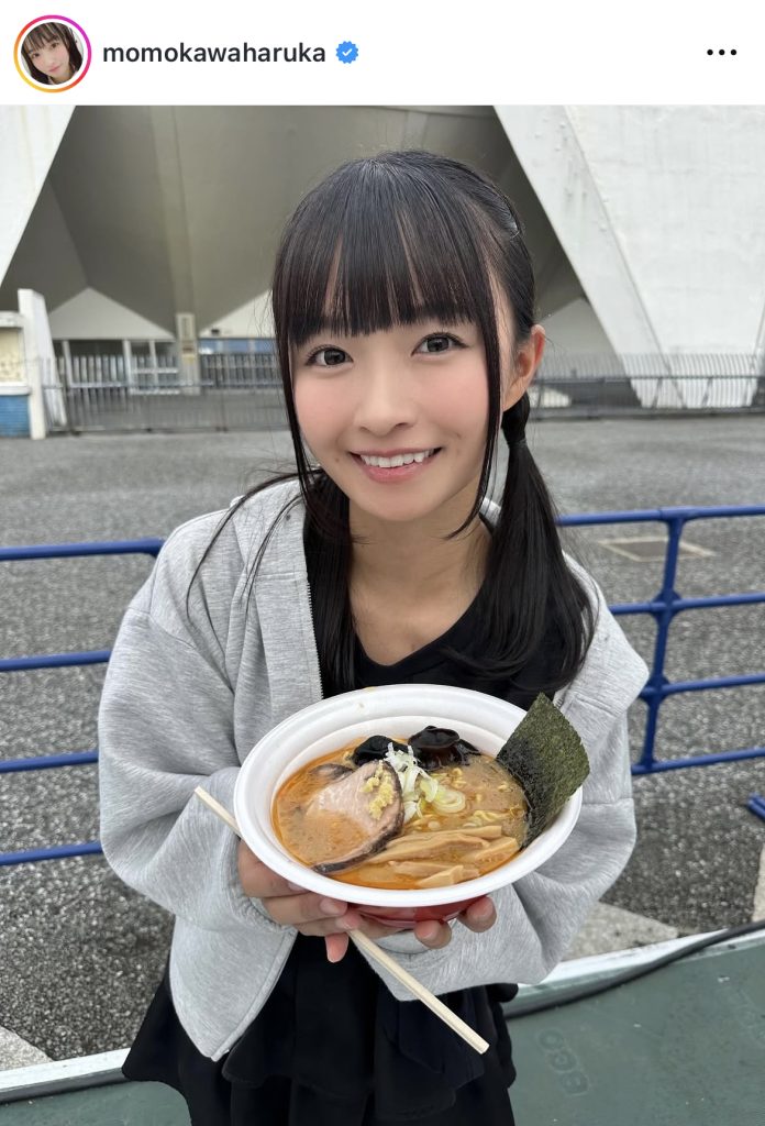 味噌ラーメンを手にニッコリ