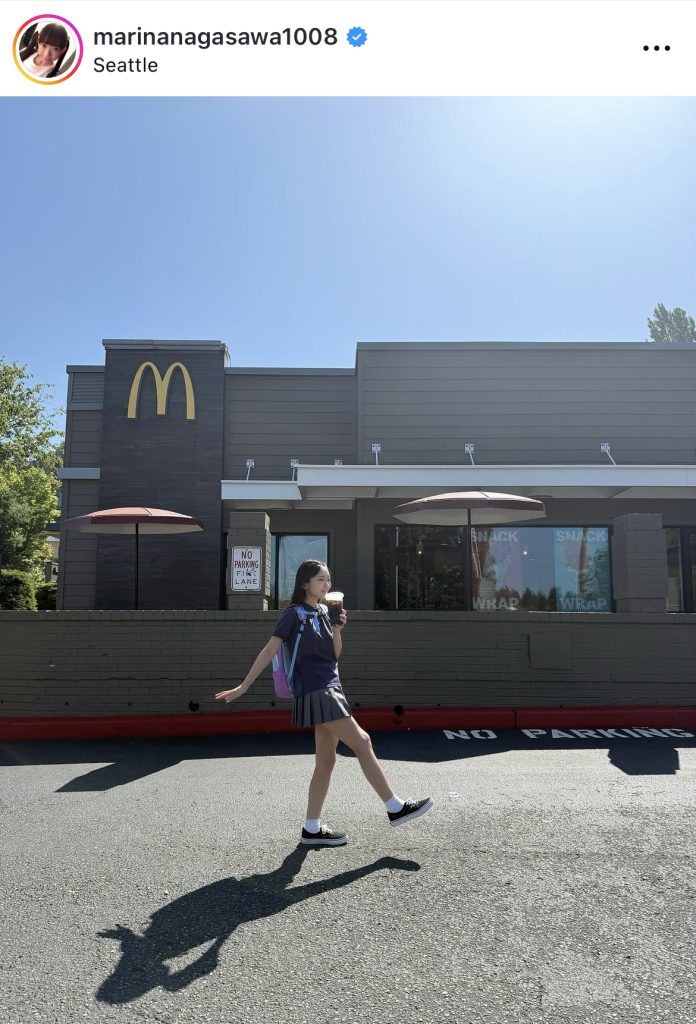 楽しそうにマクドナルドを歩く