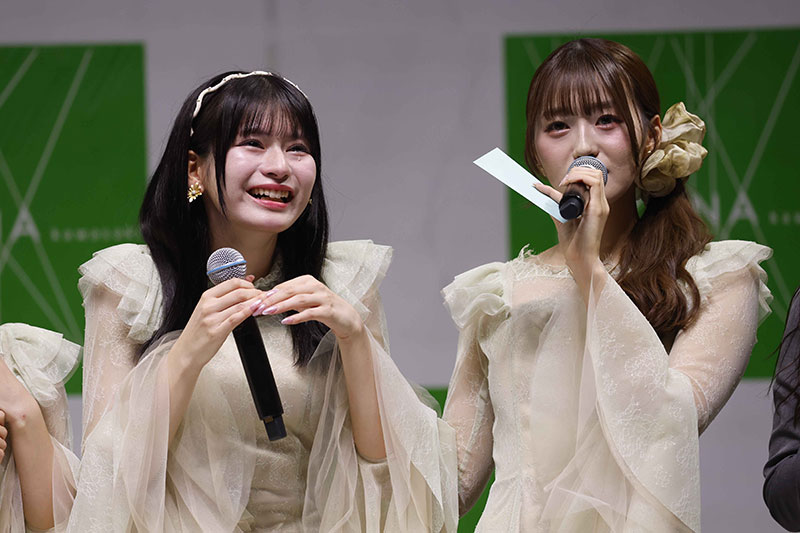 Rain Tree 3rdデジタルシングル「好きだよとどっちが先に言うのか？」リリースイベントより人数を発表する新野楓果と永瀬真梨