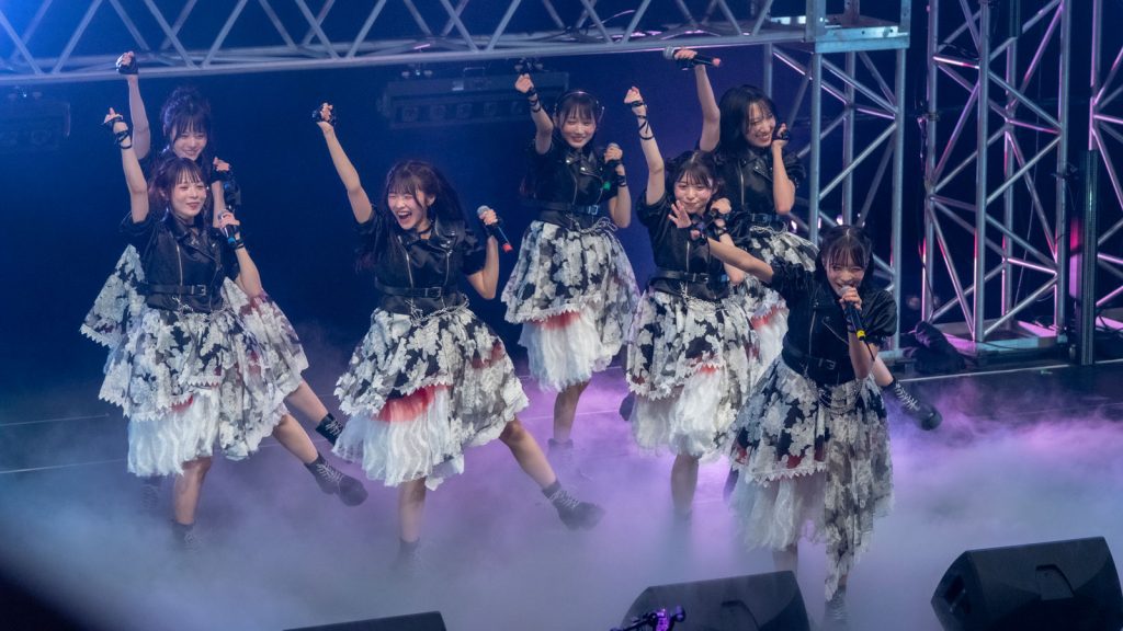 『AsIs 1st TOUR -NO EDIT. NO FILTER.-』in TOKYO(FINAL)にて『特別アドラブル』を披露するメンバーたち