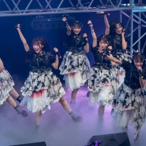 7人組アイドルグループ「AsIs」、かわいらしさあふれる世界観の『特別アドラブル』MV公開