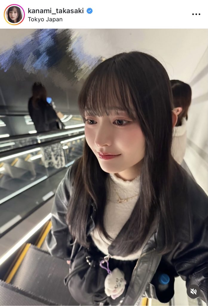 エスカレーターに乗る高崎かなみを激写