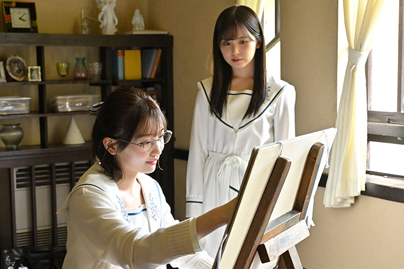 青春ファンタジードラマ「路地裏ホテル」より琴原美名(小島凪紗)と秋野沙理(遠藤理子)