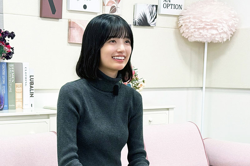 インタビューに応える五百城茉央