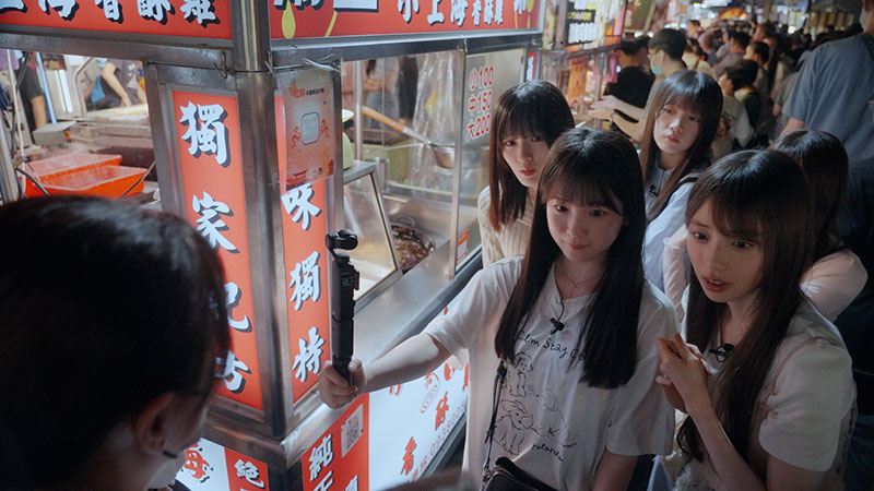 地元の方へ積極的に話し掛けてライブの開催をアピールする6期生たち