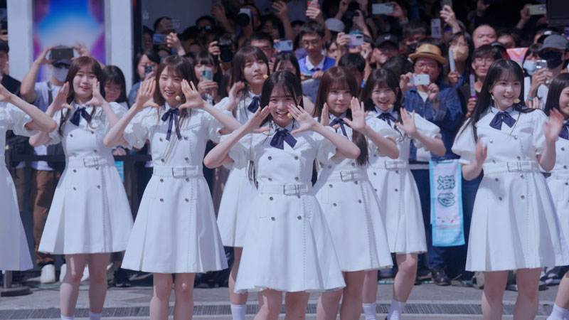 『なぜ　僕たちは走るのか？』をパフォーマンスする6期生