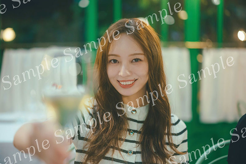 乃木坂46・梅澤美波2nd写真集(光文社)よりミラノのレストランにてディナーで乾杯