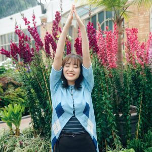 櫻坂46松田里奈、植物園でおちゃめなポーズ…1st写真集『まつりの時間』より新カット公開