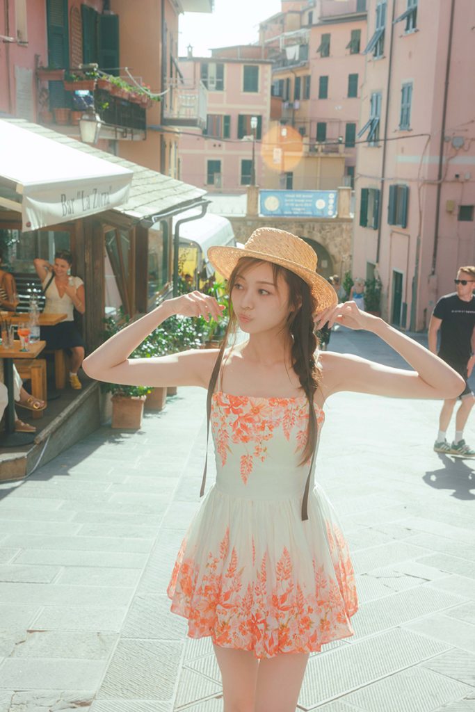 乃木坂46・梅澤美波2nd写真集(光文社)より。晴れ女ぶりを発揮した青空の下、陽気なワンピースでチンクエテッレを散策