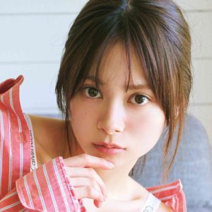 AKB48“次期センター”伊藤百花、大きめサイズの赤いストライプシャツをラフに着こなす「いつもの私とは全然違う大人っぽい私です!」