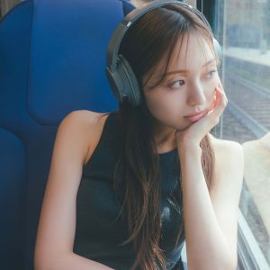 乃木坂46梅澤美波、タンクトップにヘッドホン…ラフなスタイルの新カット解禁「いつものリアルな感じ」