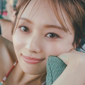 乃木坂46梅澤美波、至近距離での水着姿を披露「柄もポップで明るく」