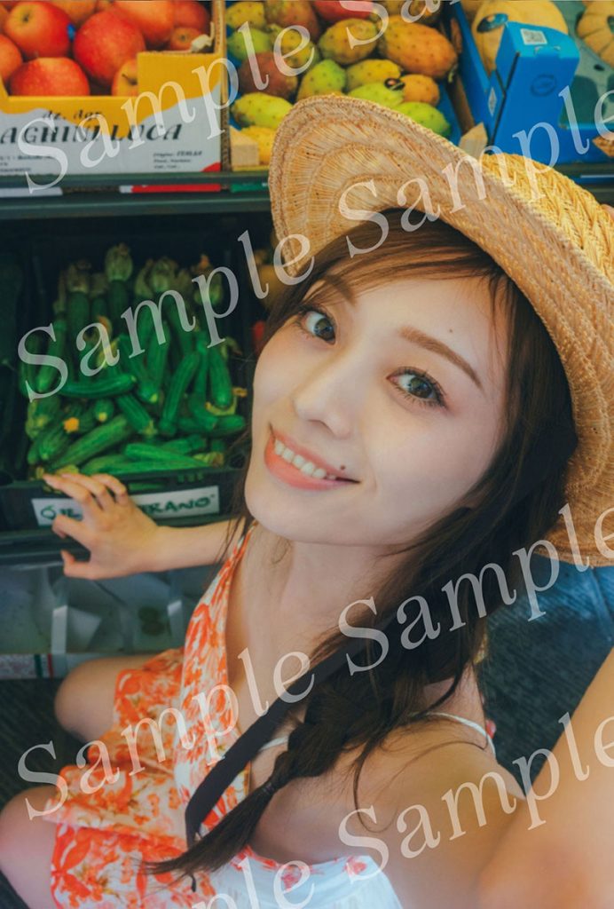 乃木坂46・梅澤美波2nd写真集『透明な覚悟』よりコーチャンフォー限定特典ポストカード/チンクエテッレのマーケットにて。フルーツ×麦わら帽子が夏っぽい!