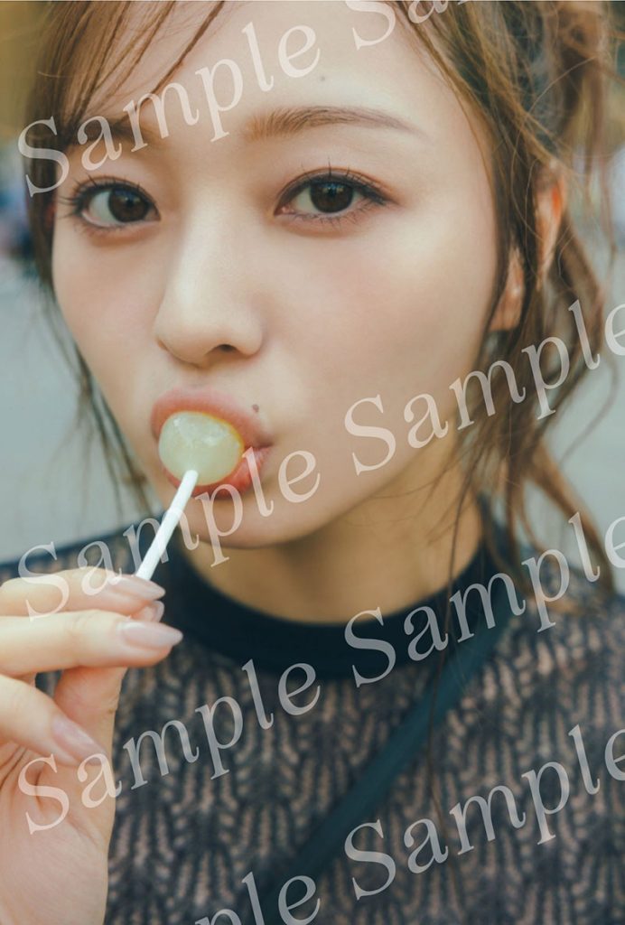 乃木坂46・梅澤美波2nd写真集『透明な覚悟』よりTSUTAYA限定特典ポストカード/キャンディを片手にフィレンツェで街歩き。いたずらな表情がかわいい!
