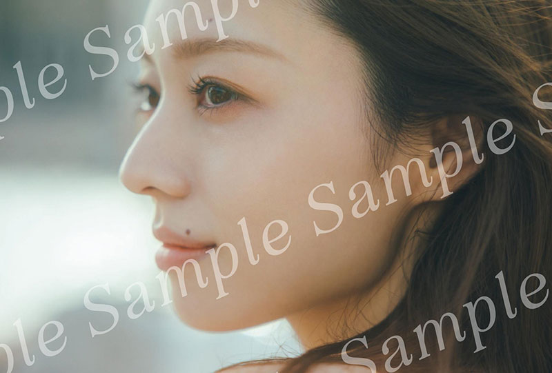 乃木坂46・梅澤美波2nd写真集『透明な覚悟』より丸善ジュンク堂書店限定特典ポストカード/ビーチの岩場にて、沈みゆく陽の光を見つめるエモーショナルな1枚