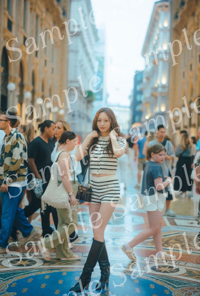 乃木坂46・梅澤美波2nd写真集『透明な覚悟』よりくまざわ書店限定特典ポストカード/ミラノのアーケードにて、現地の人も驚きの圧倒的美脚を披露!