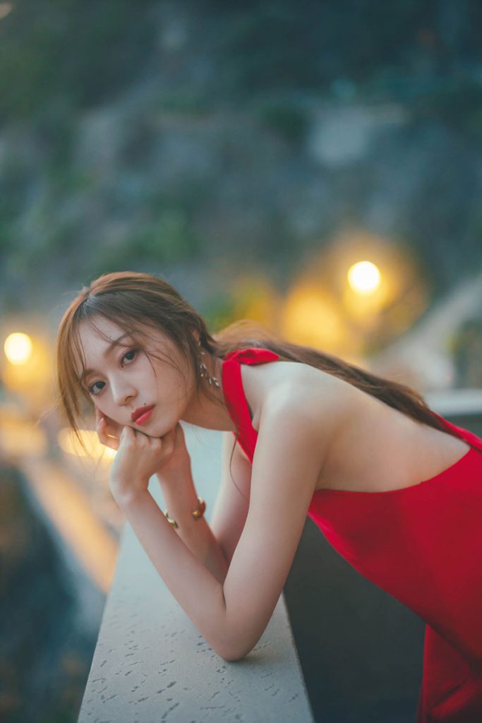 乃木坂46・梅澤美波2nd写真集『透明な覚悟』(光文社)よりチンクエテッレの海の見えるレストランにて、夜景に照らされる梅ちゃん