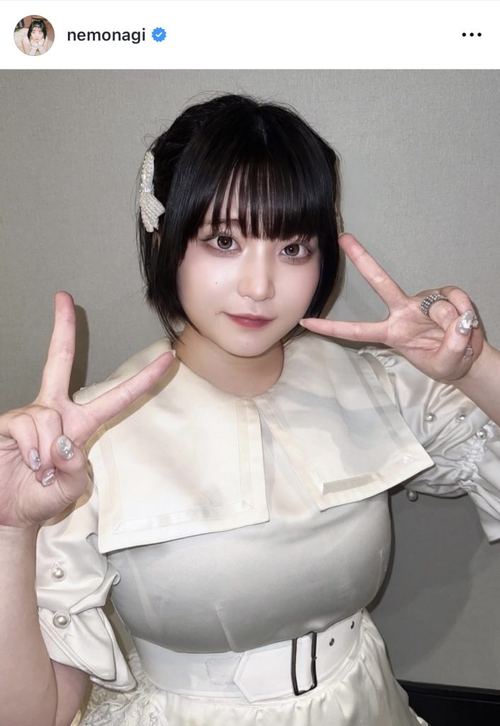 カメラ目線でピース