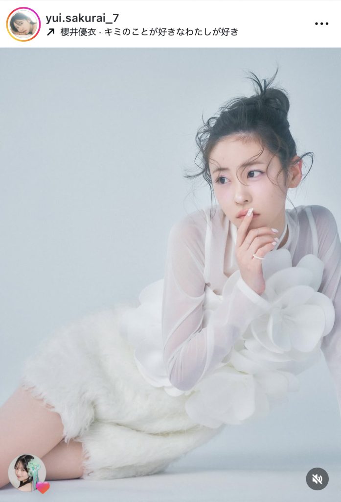 コチラは純白衣装で大人っぽい1枚