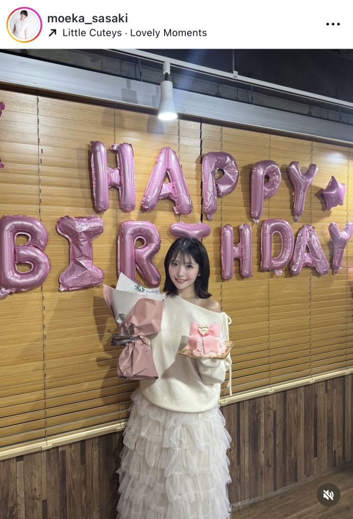 ファンからの祝福に笑顔を見せる