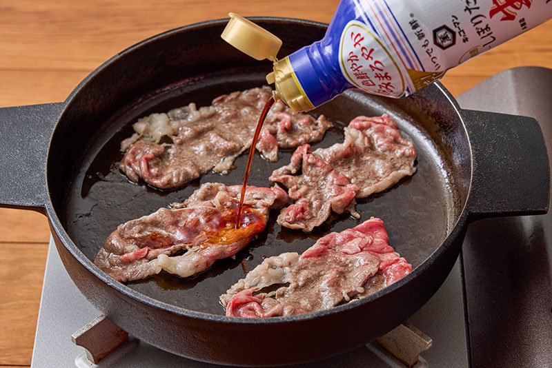 ＜ポイント1＞最初の肉は、しょうゆ・みりん・ざらめを絡めて焼く
