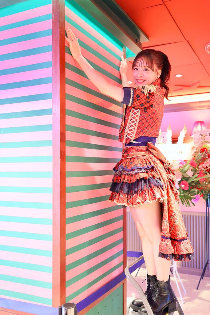 劇場の象徴である柱にピンクテープ