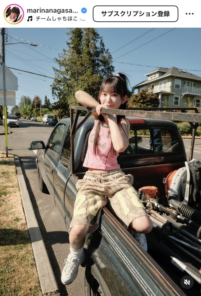 ピックアップトラックに乗り込み楽しそうな様子