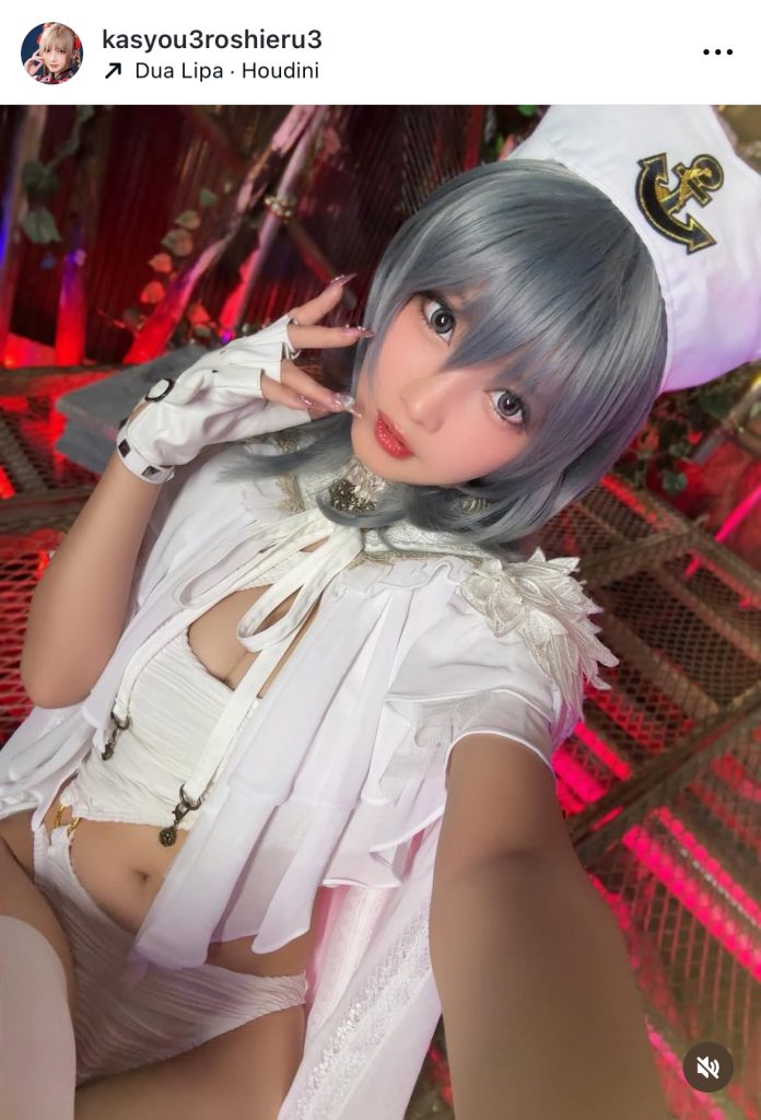 セクシーなコスプレ姿を公開