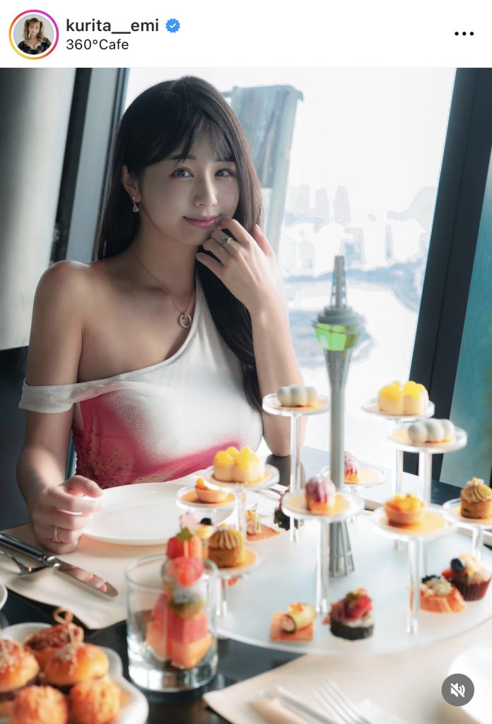 スイーツを前にご機嫌な1枚