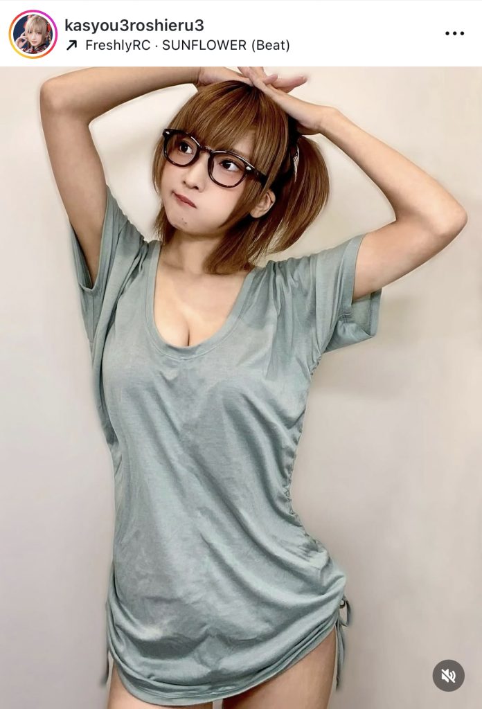 日常感あふれるメガネ&Tシャツ姿