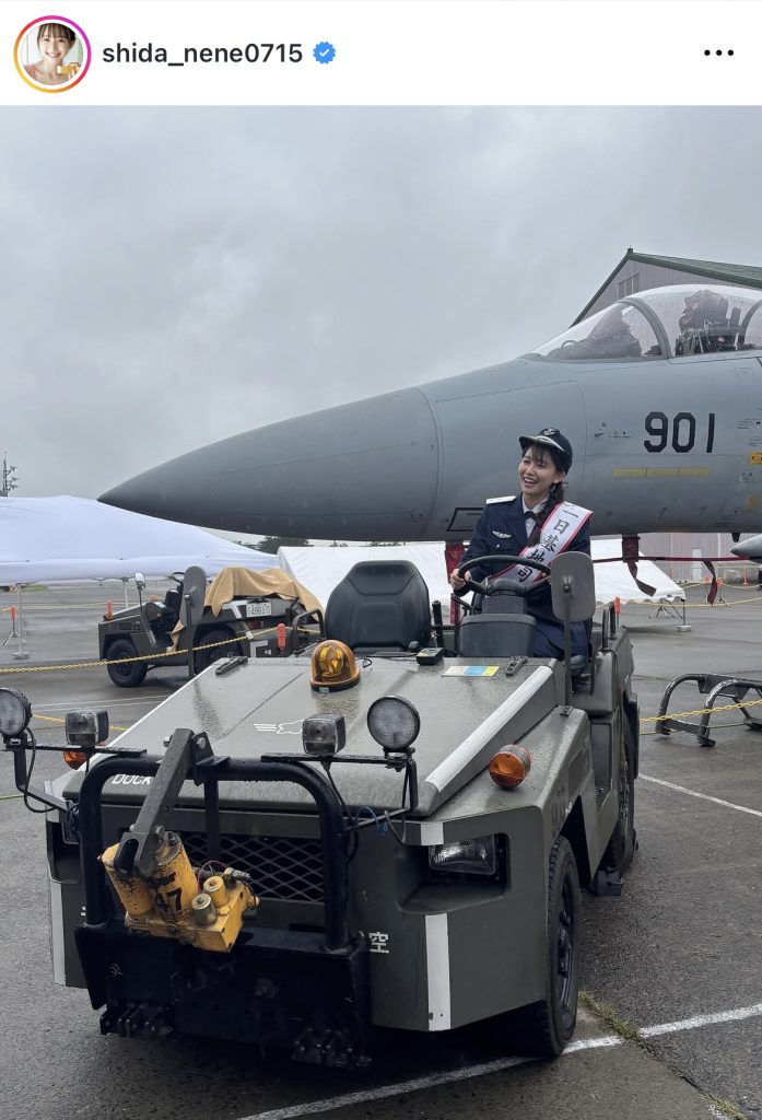 車両に乗って笑顔を見せる