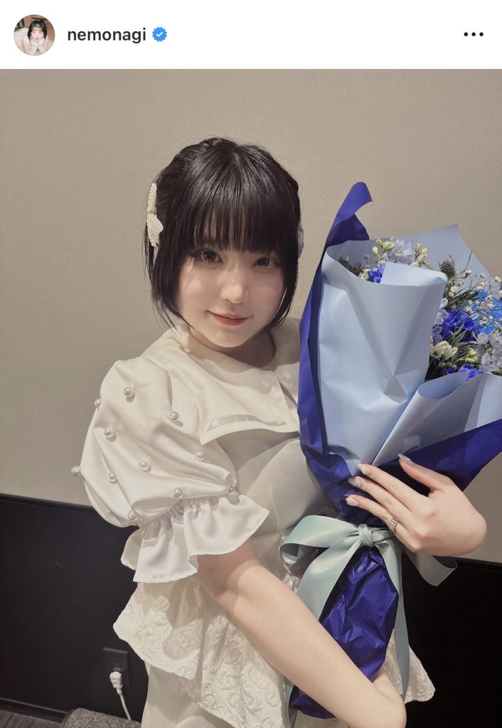 花束を抱えて幸せそうな根本凪