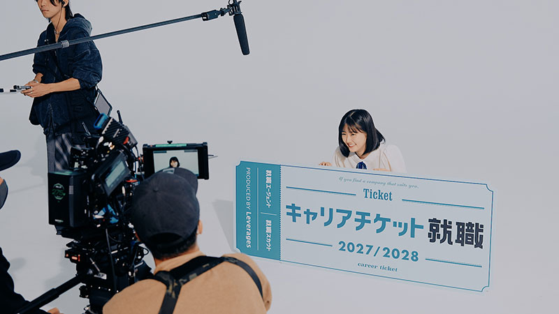 『キャリアチケット就職』の新CMに出演している原菜乃華、メイキング