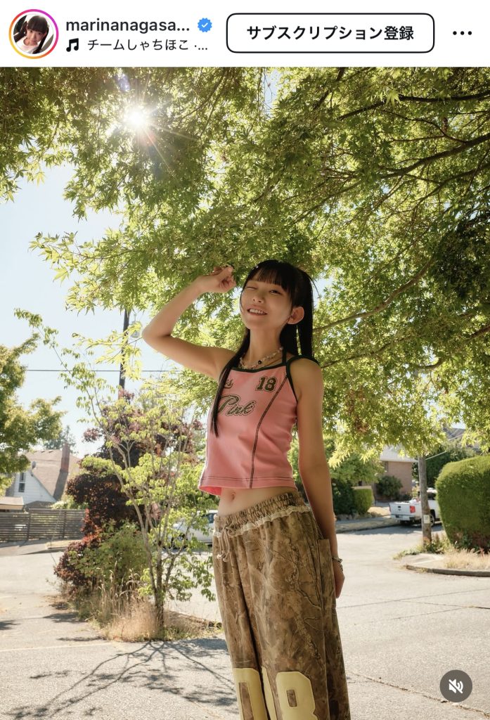 太陽の下、眩しそうな1枚