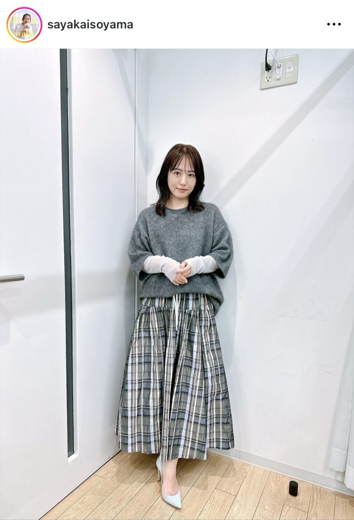 ロングスカートのフワフワ感がかわいさを強調