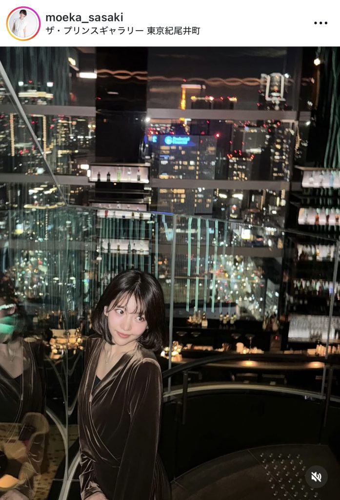 美しい夜景をバックにパシャリ