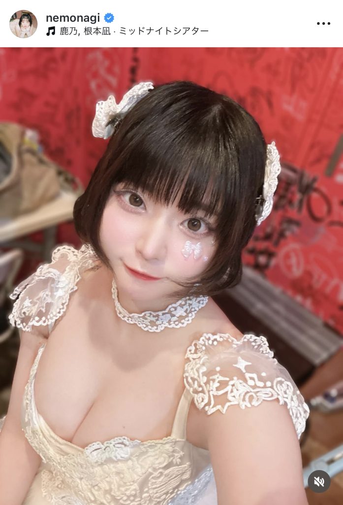 つい胸元に目が行ってしまうカット