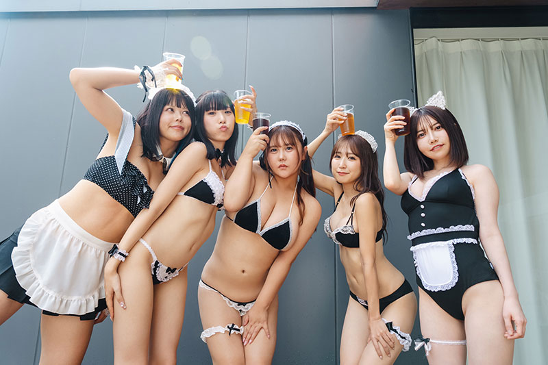 『週刊プレイボーイ52号』に登場しているクララプロダクション所属の“グラエンサー”ぽたみう、フルートありさ、ちなぷぷ、ゆでたまご、なな茶