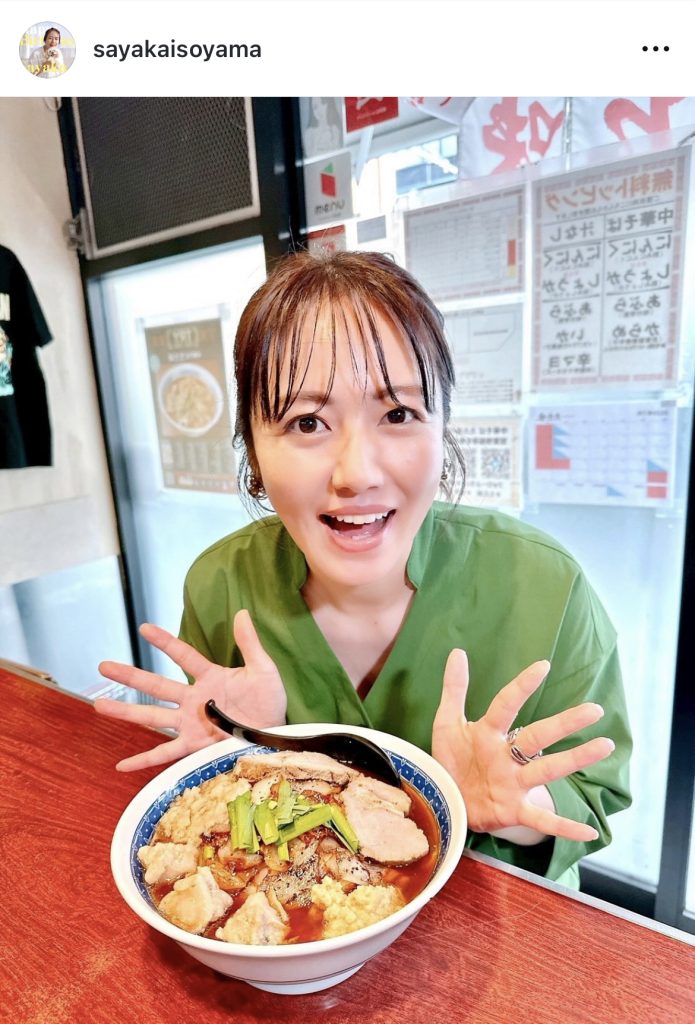 BS-TBS「ラーメンを食べる。」での衣装姿＆ラーメンとのツーショット