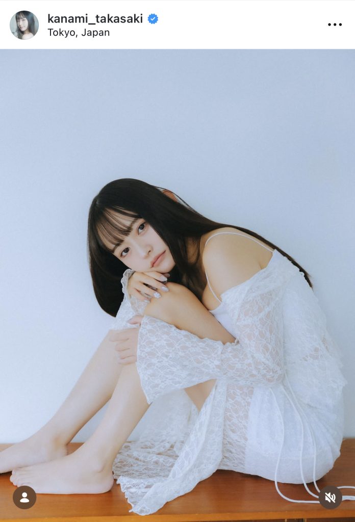 肩とおみ足が眩しい純白衣装