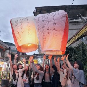 乃木坂46 6期生10人台北へ…“ランタン飛ばし”に込めた願いとは