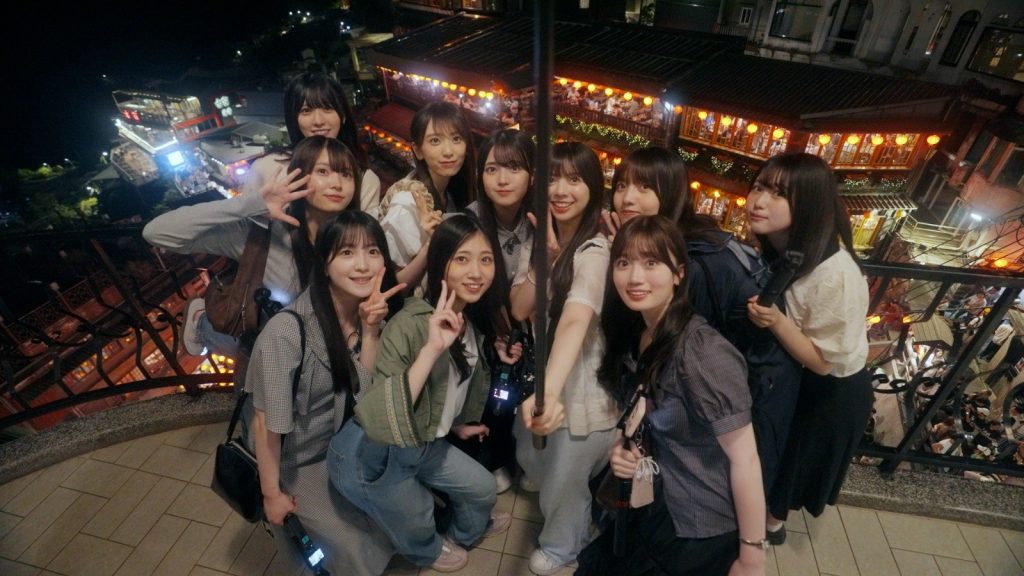 ノスタルジックな街並みを背景に記念撮影