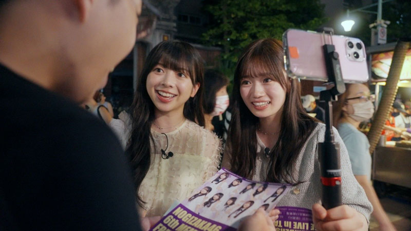 得意の英語でライブを宣伝する愛宕心響と長嶋凛桜