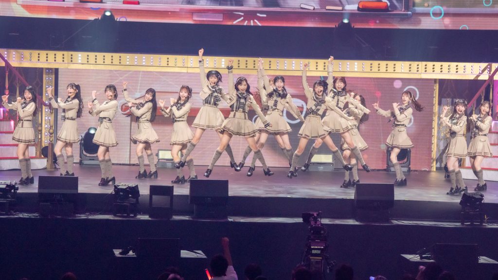 「AKB48 20th Year Live Tour 2025 in 日本武道館 ～あの頃、青春でした。これから、青春です～ リクエストアワーセットリストベスト20」より『まさかのConfession』