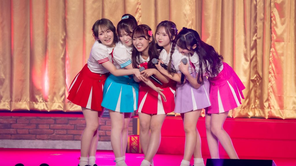 「AKB48 20th Year Live Tour 2025 in 日本武道館 ～あの頃、青春でした。これから、青春です～ リクエストアワーセットリストベスト20」より『抱きつこうか？』