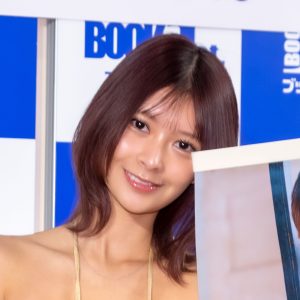 グラビアアイドル山田あい、ド派手なゴールド水着姿で登壇「『あけましておめでとう』みたいな」