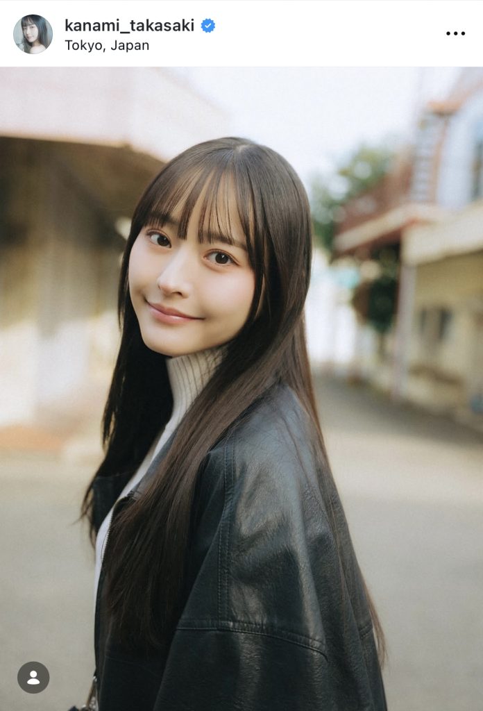 冬の装いで街を歩く