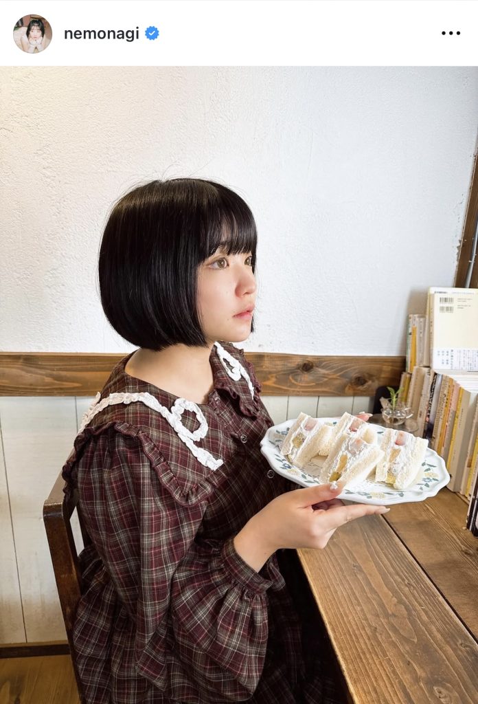 フルーツ酸度を片手になぜか真顔の横顔